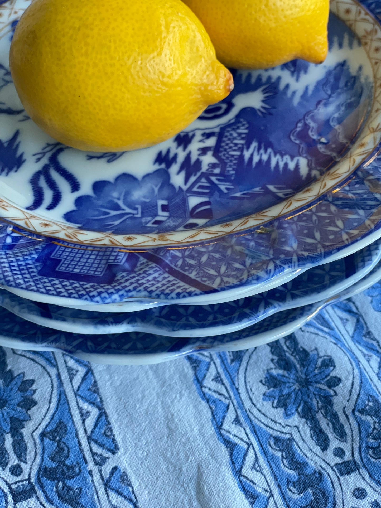 Vintage 'Blue Willow' Dinner Plates: set of 4