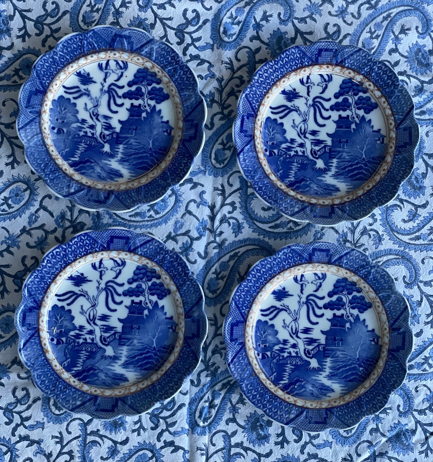 Vintage 'Blue Willow' Dinner Plates: set of 4