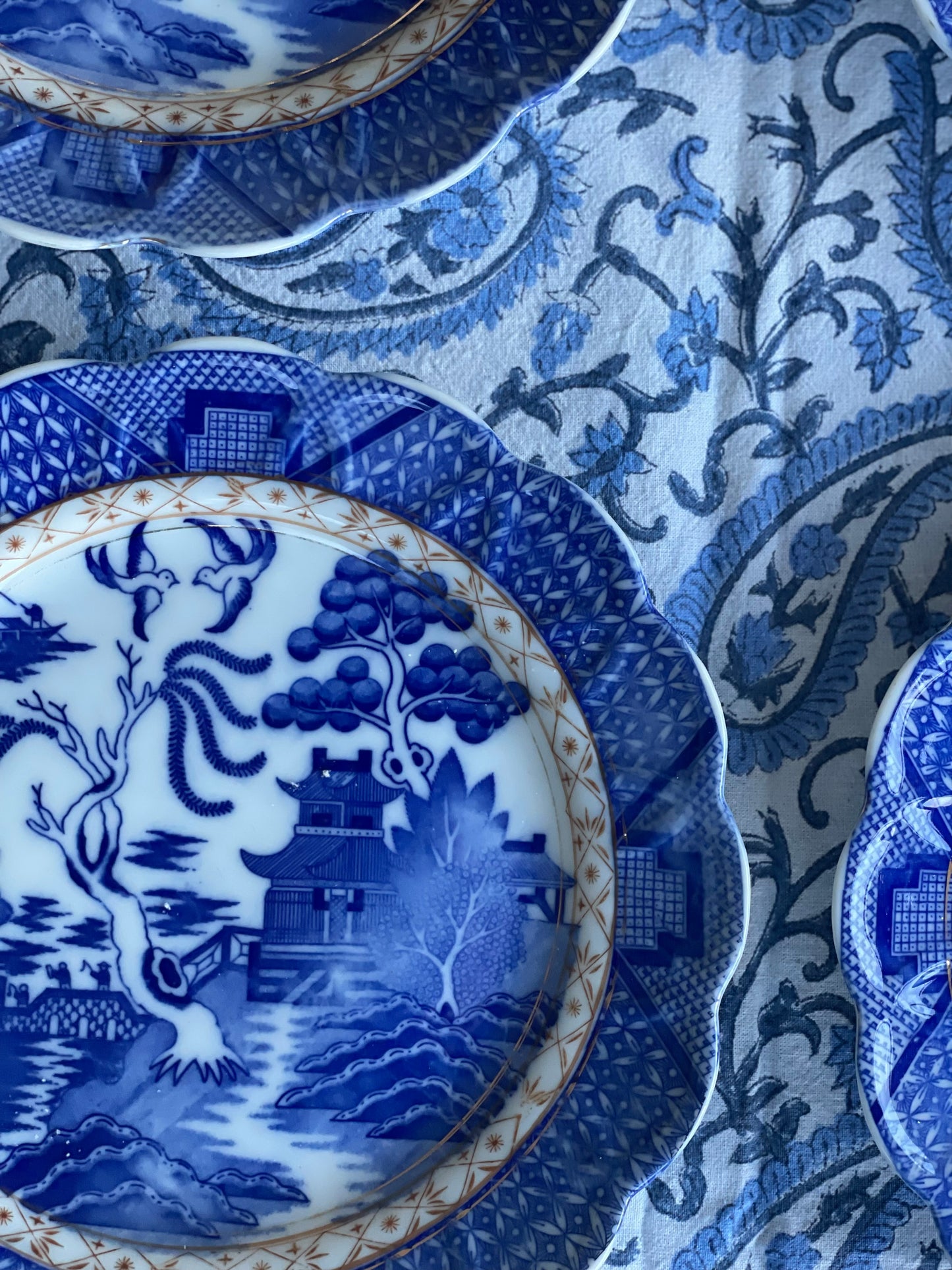 Vintage 'Blue Willow' Dinner Plates: set of 4